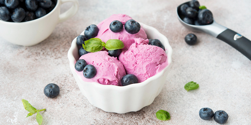 Receta de helado de plátano y arándanos casero y saludable